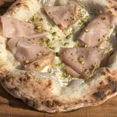 Neapolitanische Pizza Rezept: Köstliche Pizza mit Mortadella, Pistazien und cremiger Käsesauce.