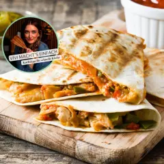 Gefüllte Quesadillas auf Holzbrett, daneben eine Schüssel mit Salsa. Vivi zeigt gesunde Rezepte für schnelle Küche.