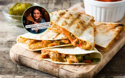 Gefüllte Quesadillas auf Holzbrett, daneben eine Schüssel mit Salsa. Vivi zeigt gesunde Rezepte für schnelle Küche.