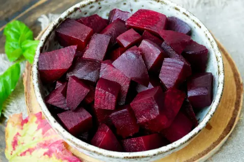 Schon gewusst, wie lange rote Bete kochen? Hier sind die leuchtend roten Würfel in einer Schüssel, bereit für Salate oder als Beilage.