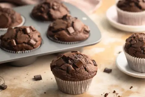 Saftige Schokomuffins mit Schokostückchen, perfekt für ein schnelles schokomuffins rezept.
