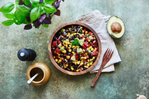 Bunter Salat aus schwarzen Bohnen, Mais, Tomaten und Avocado. Perfekt für schnelles, gesundes essen ohne kochen.