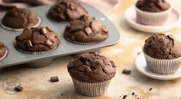 Saftige Schokomuffins mit Schokostückchen, perfekt für ein schnelles schokomuffins rezept.