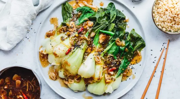 Herzhaftes Pak Choi Hauptgericht mit einer würzigen Sauce, garniert mit Sesam. Perfekt für eine leichte Mahlzeit.