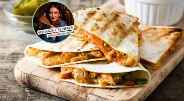 Gefüllte Quesadillas auf Holzbrett, daneben eine Schüssel mit Salsa. Vivi zeigt gesunde Rezepte für schnelle Küche.