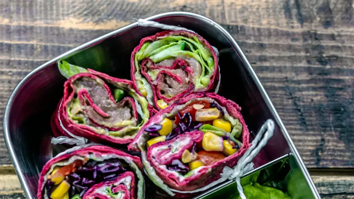 Bunte Wraps mit Gemüse und Avocado sind ein leckeres und gesundes Mittagessen für die Arbeit.