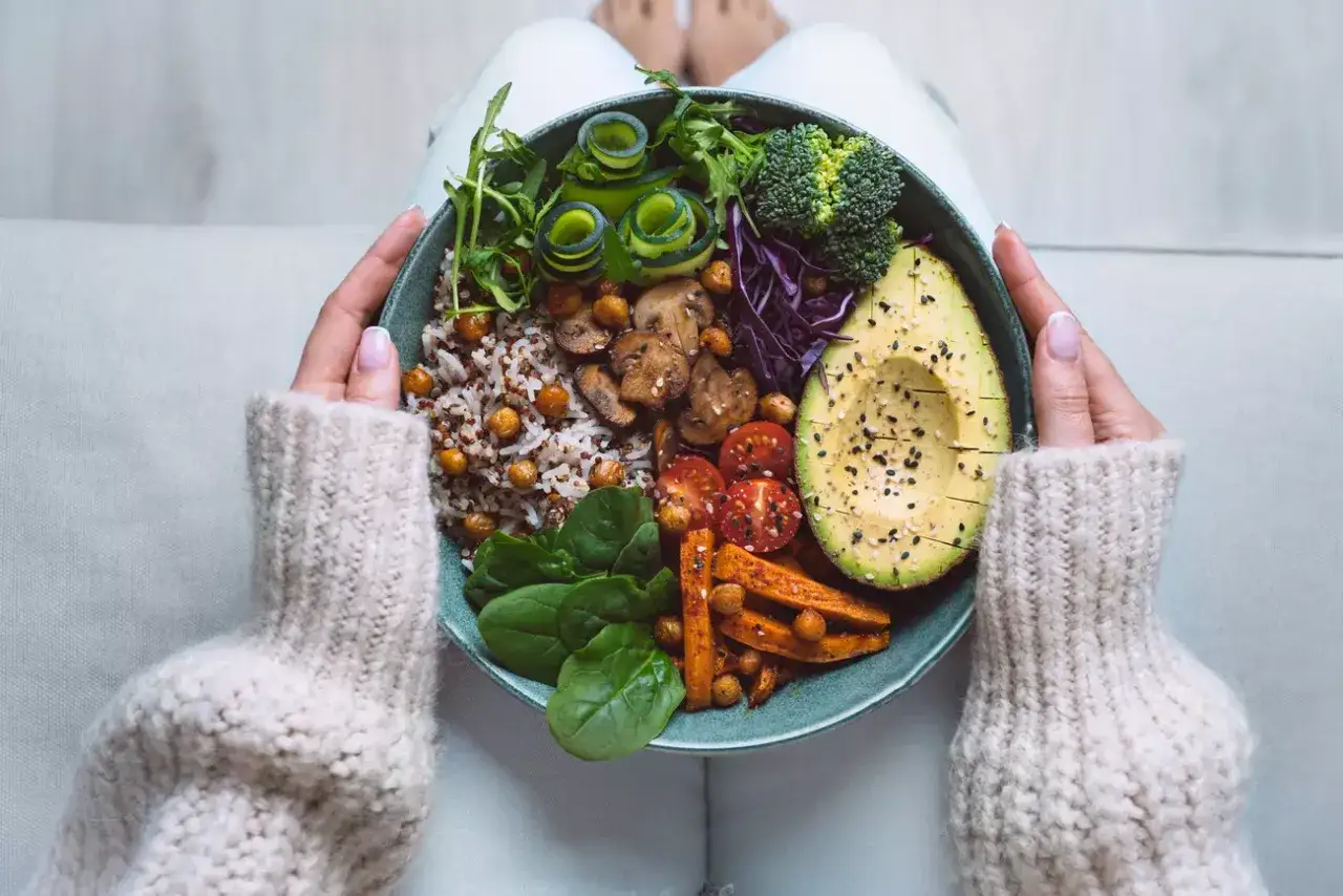 Bunte Bowl mit Quinoa, Avocado, Süßkartoffeln, Brokkoli und Spinat – so gelingt abnehmen ohne hungern.