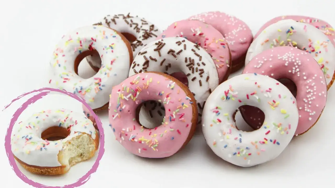 Bunte Donuts mit wei&szlig;er und rosa Glasur, bestreut mit bunten Streuseln und Schokostreuseln. Perfekt zum Donuts selber machen!