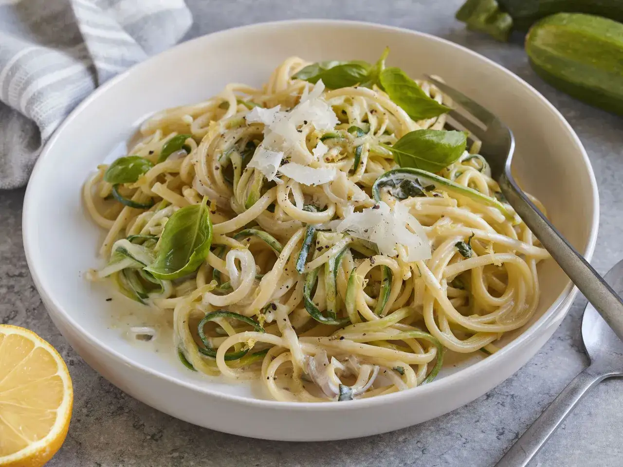 Leckere Zucchini-Zitronen-Pasta mit frischem Basilikum und Parmesan. Ein leichter Genuss!