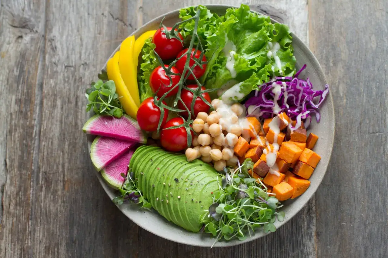 Bunter Salat mit Avocado, S&uuml;&szlig;kartoffeln, Kichererbsen und Tomaten &ndash; eine k&ouml;stliche Umsetzung der planetary health diet.