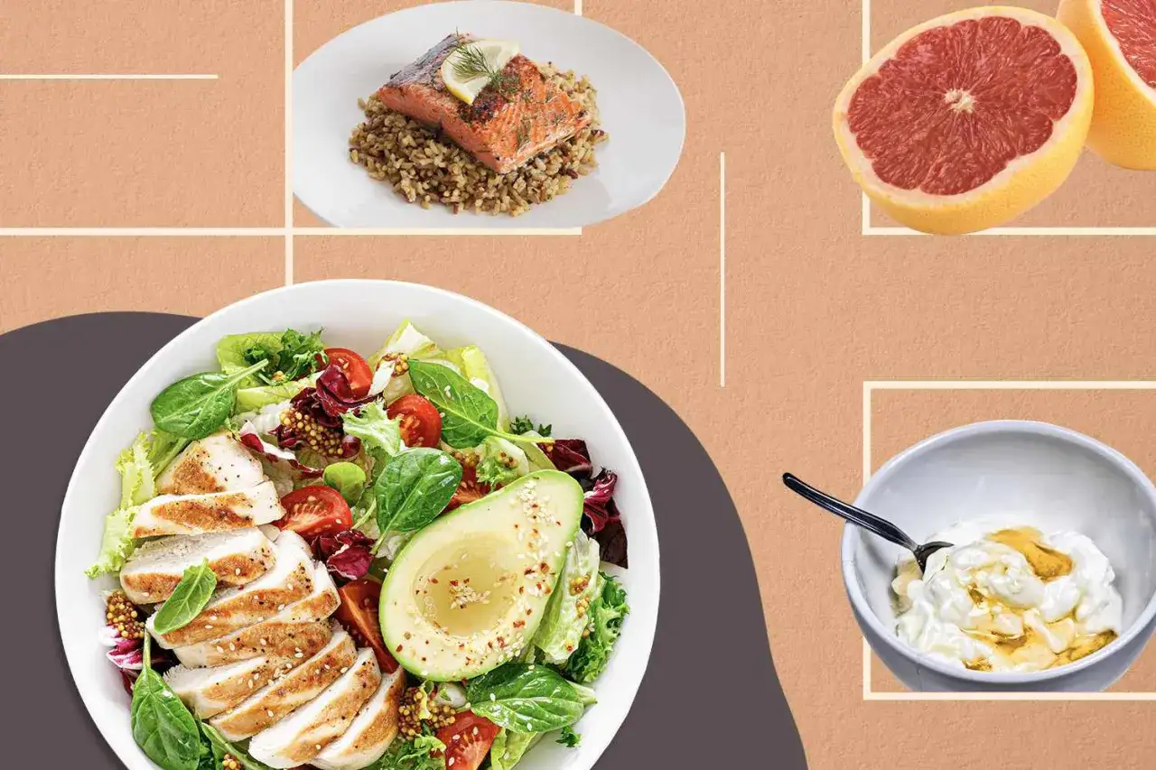 Gesunde Mahlzeiten: Hähnchensalat, Lachs auf Getreide, Grapefruit und Joghurt mit Honig – alles perfekt für zero point lebensmittel.