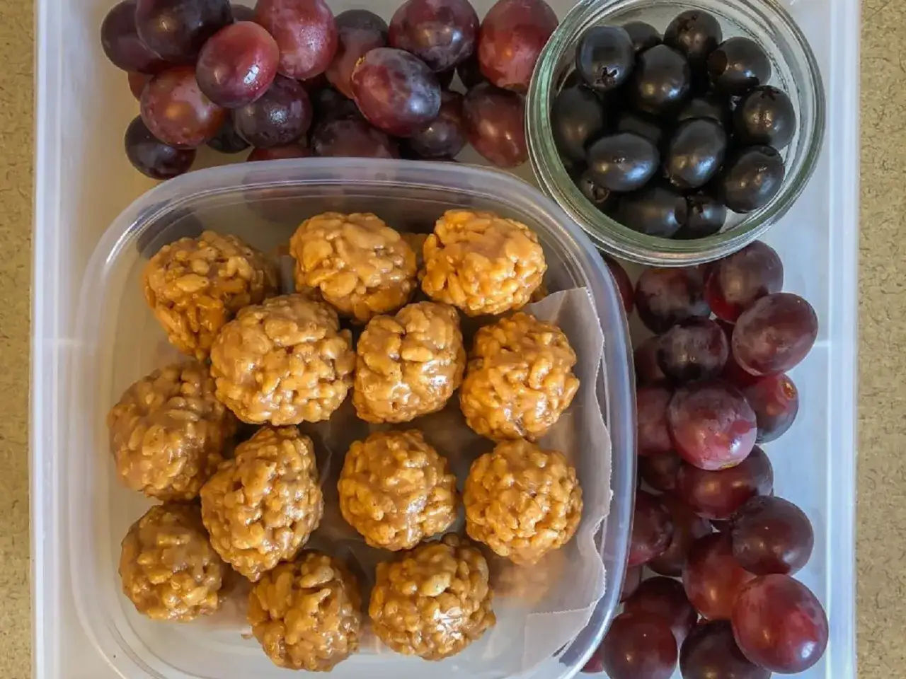 Reispfannkuchen-B&auml;llchen und Trauben sind perfekte snacks zum mitnehmen f&uuml;r unterwegs.