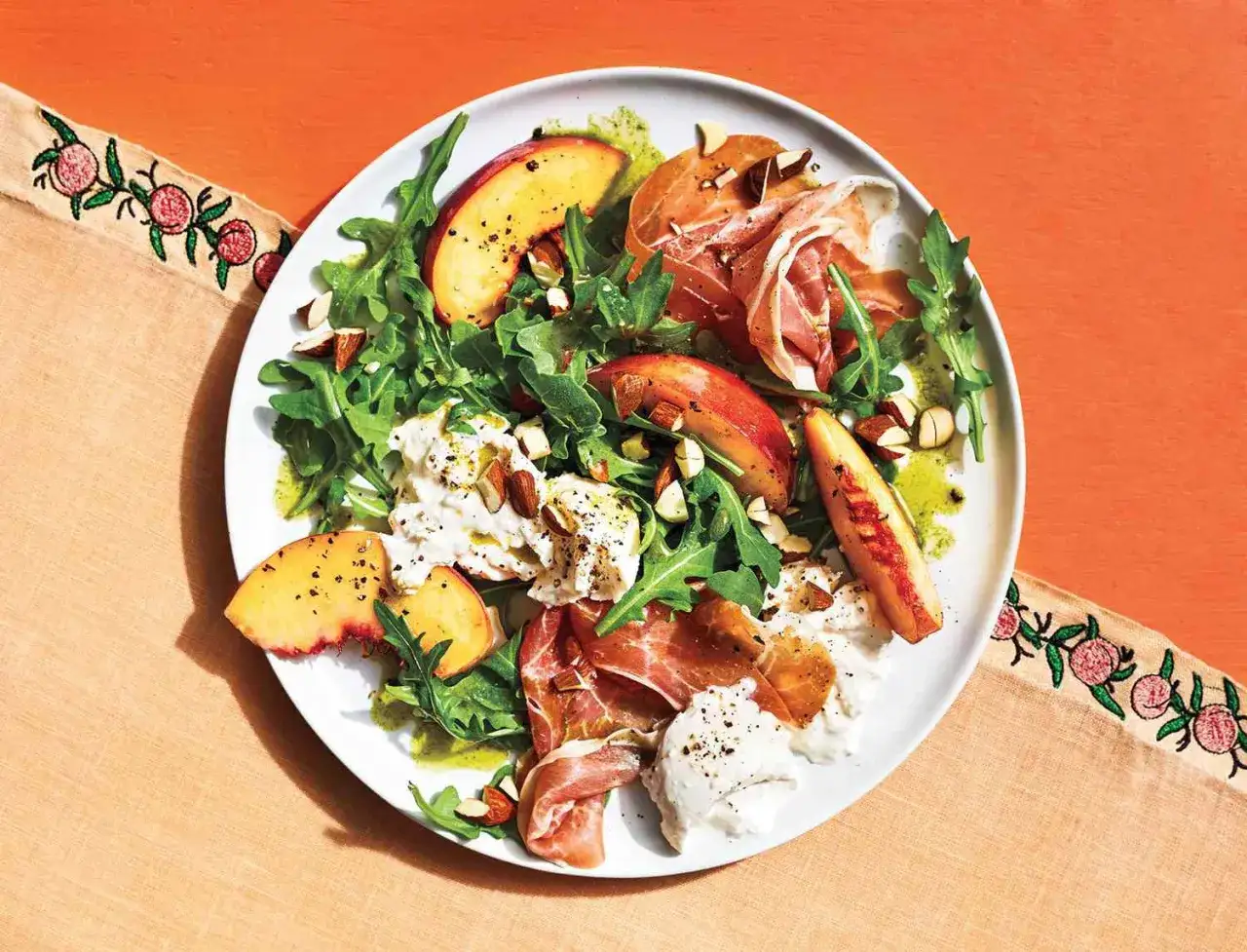 Salat mit Pfirsich, Burrata, Rucola und Prosciutto &ndash; ein k&ouml;stliches Gericht, das zeigt, wie einfach und schnell man leckeres essen ohne kochen kann.
