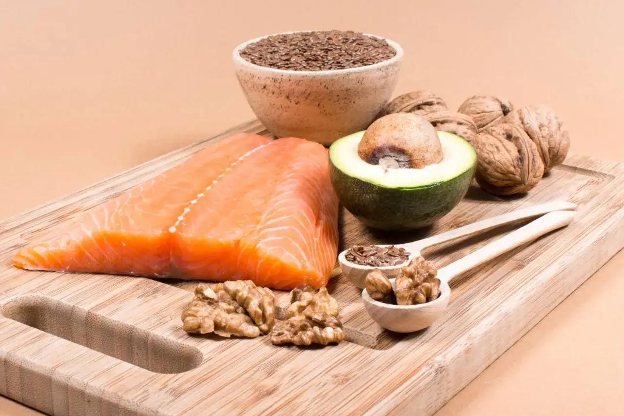 Lachs, Waln&uuml;sse, Leinsamen und Avocado &ndash; alles reich an Vitamin F f&uuml;r gesunde Zellen und ein starkes Herz.