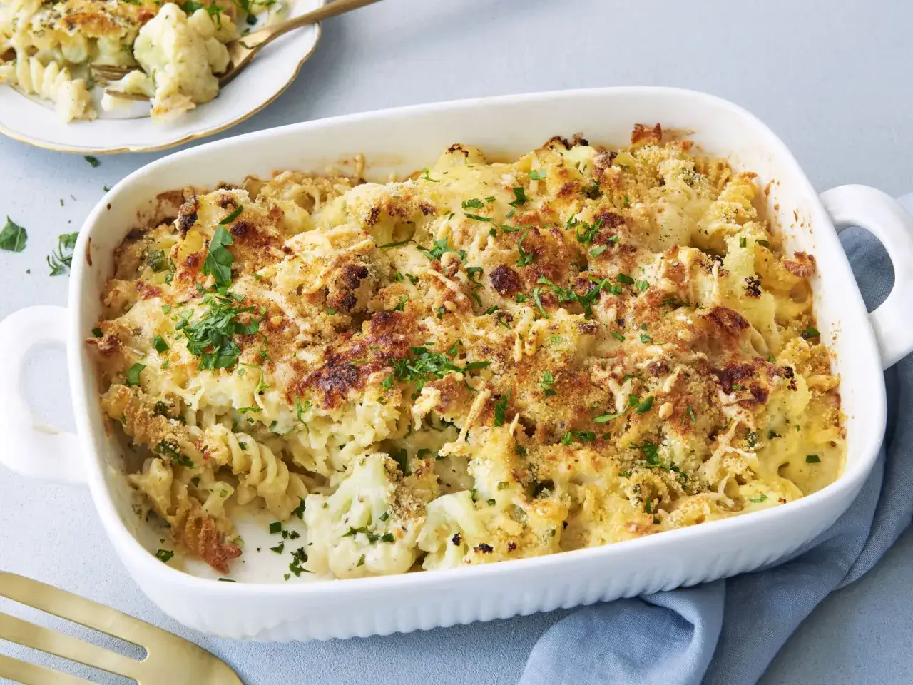 Herzhaftes Blumenkohl Mac and Cheese, &uuml;berbacken mit knuspriger Kruste und frischer Petersilie. Ein Genuss f&uuml;r die ganze Familie!
