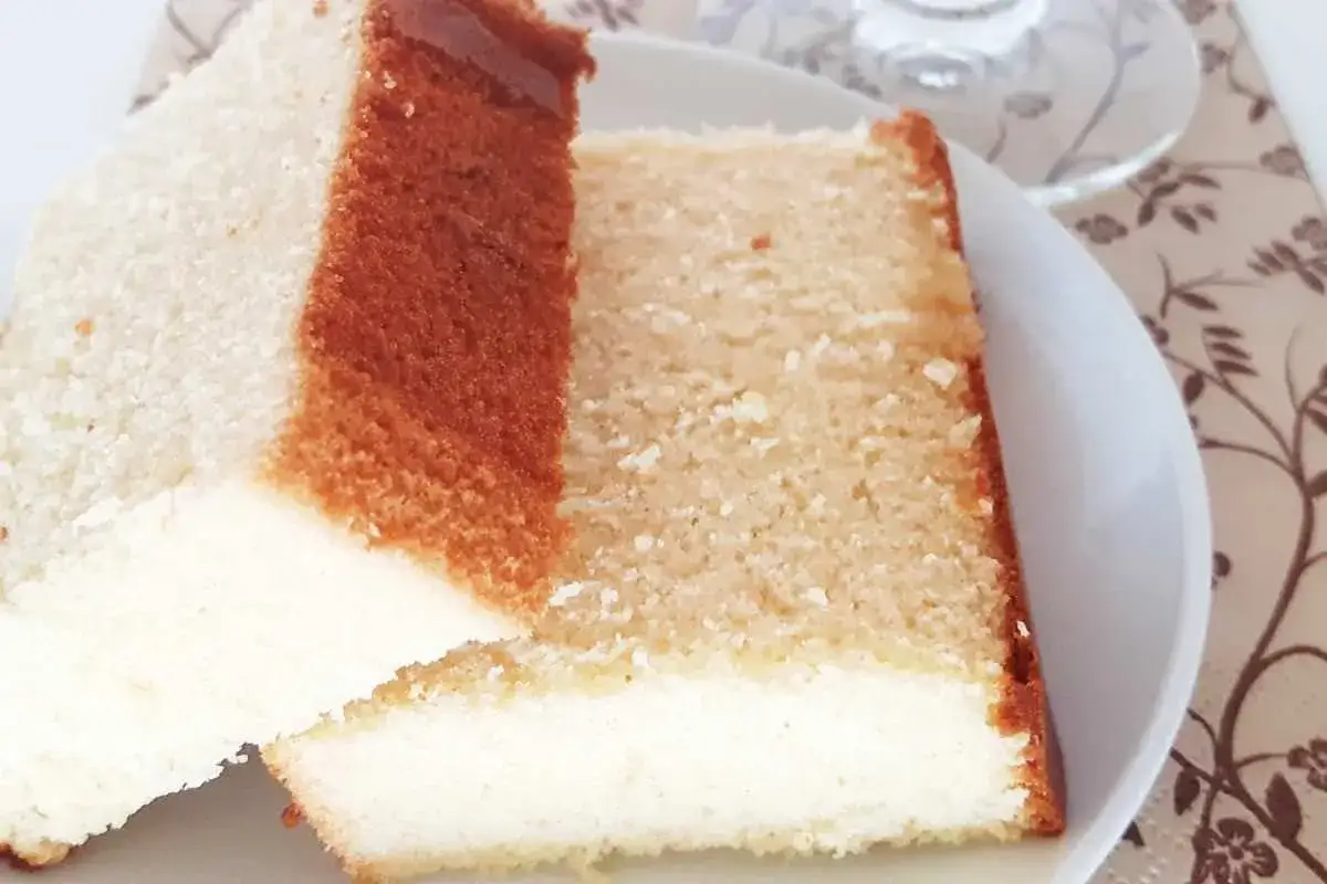 Zwei St&uuml;cke eines fluffigen japanischen Kuchens auf einem Teller. Der Kuchen hat eine helle, luftige Textur und eine leicht gebr&auml;unte Kruste.