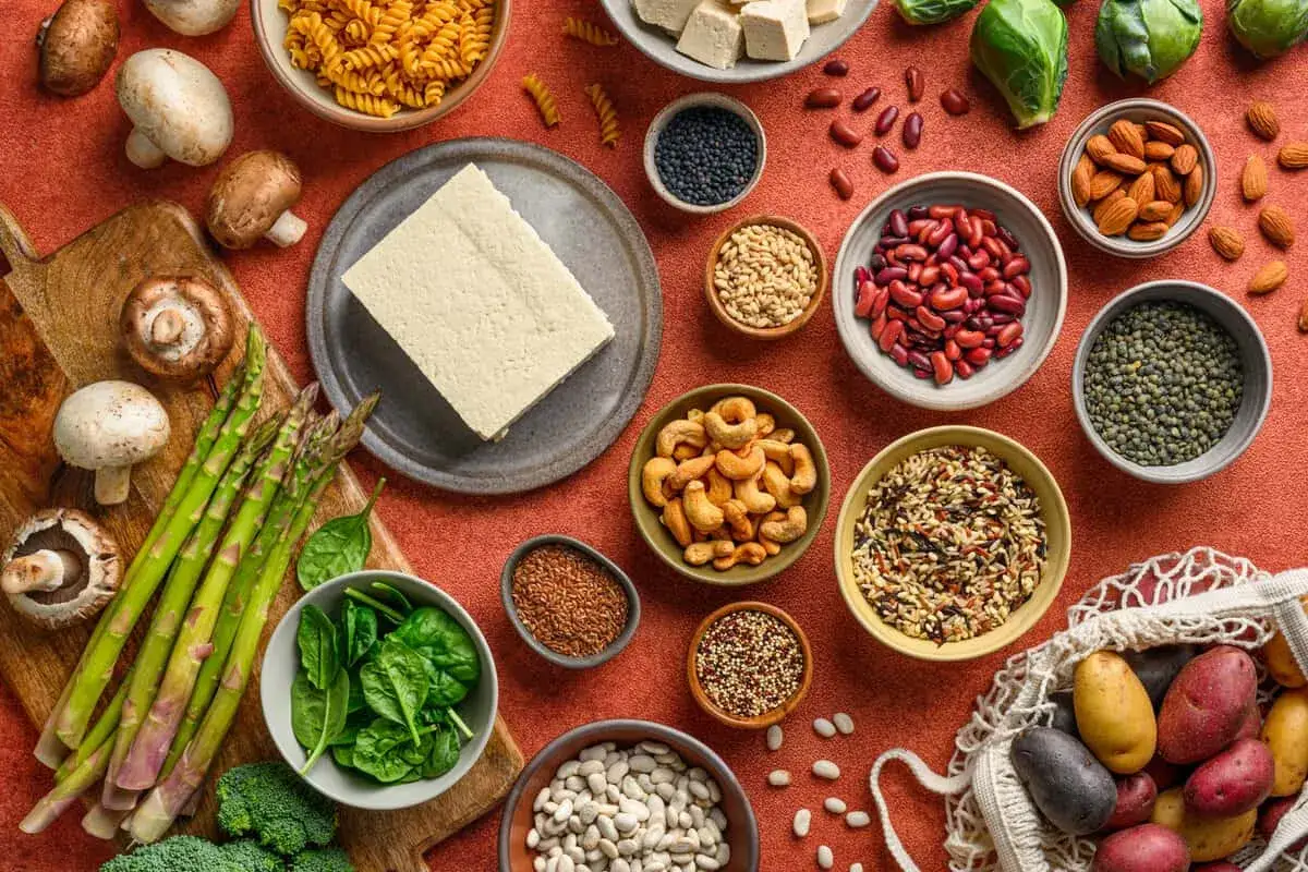 Vielfalt an vegetarischen Proteinquellen: Tofu, Linsen, Bohnen, N&uuml;sse, Samen, Reis und Spargel.