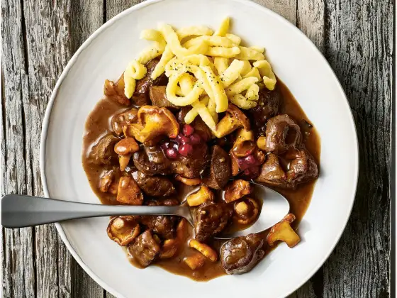 Rehgulasch-Rezept - So gelingt zartes Wild mit Rotwein
