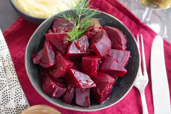 Rote Bete roh essen - So gelingt's perfekt in herzhaften Gerichten