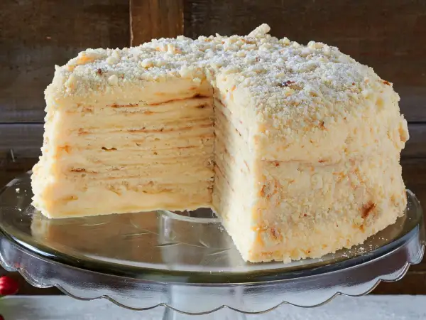 Schicht für Schicht ein Genuss: Dieses Napoleon Torte Rezept ergibt eine himmlische Torte mit vielen dünnen Teigschichten und cremiger Füllung, bestreut mit Krümeln.