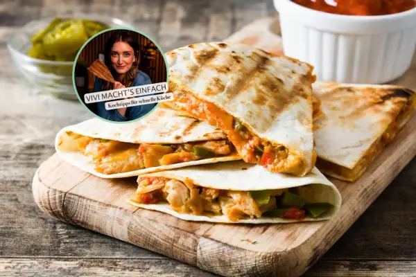 Gefüllte Quesadillas auf Holzbrett, daneben eine Schüssel mit Salsa. Vivi zeigt gesunde Rezepte für schnelle Küche.